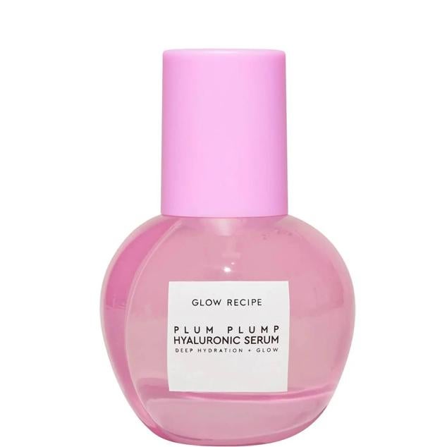 Este sérum llena de vida y luz la piel, rejuveneciéndola por completo al aportar la máxima hidratación, volumen, tersura y firmeza, disminuyendo en gran medida los signos de la edad. Dentro de su fórmula encontramos ácido hialurónico puro de última generación, colágeno vegano, proteína de seda, y potentes antioxidantes como ciruela de kakadu, illawarra y burdekin, ricos en vitamina C y minerales como magnesio, calcio y zinc.