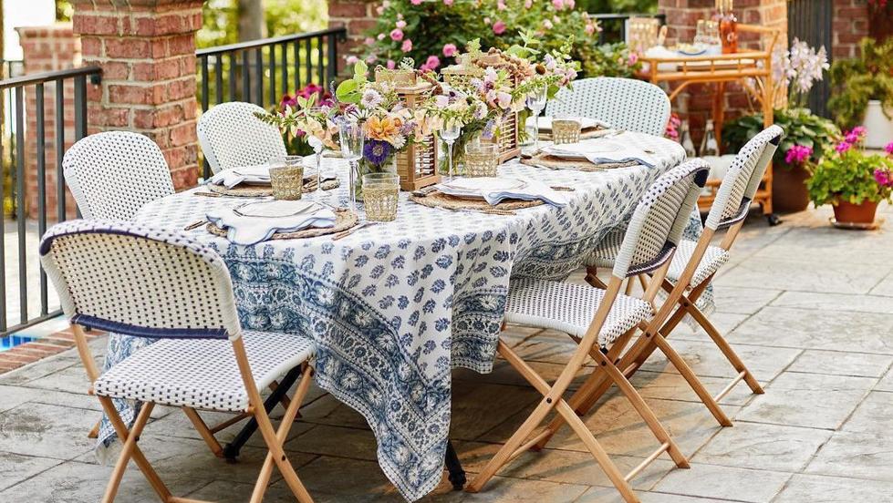 Conjuntos de mesas y sillas, sofás, tumbonas y hamacas, sombrillas... Los muebles de exterior más bonitos y baratos de Amazon para tu terraza y jardín