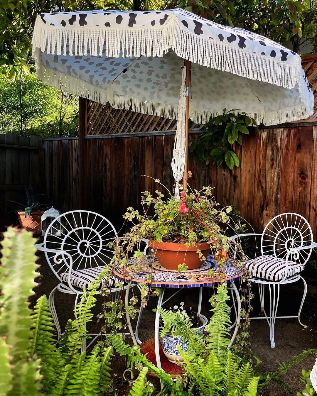 Y siguiendo con la estética retro, nos encantan los conjuntos de sillas y mesa de hierro de inspiración vintage, como este que hemos encontrado por 200 euros. Cómpralo aquí