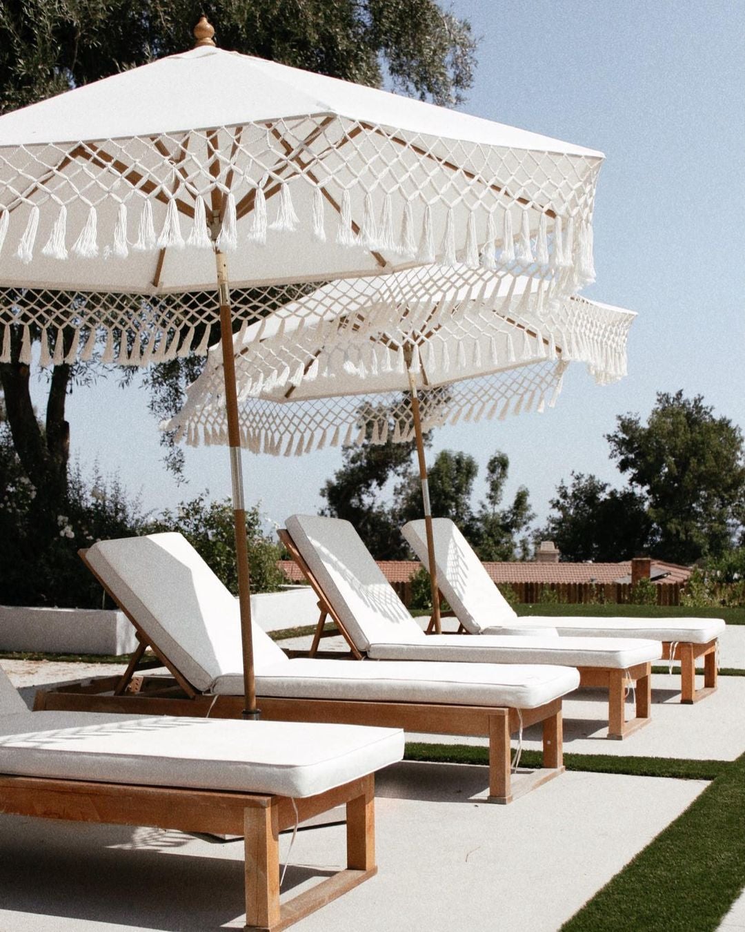 Estas tumbonas de teca maciza, comodísimas y con mucho estilo, las hemos encontrado rebajadas en Amazon por 120 euros. Cómpralo aquí