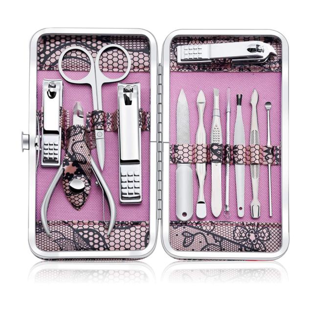 Set de manicura que incluye tres tipos de cortauñas de diferentes tamaños, tijeras de uñas, alicates, recortador de cutículas y otras tantas herramientas para realizar la manicura y la pedicura. Precio: 9,99 euros. Cómpralo aquí