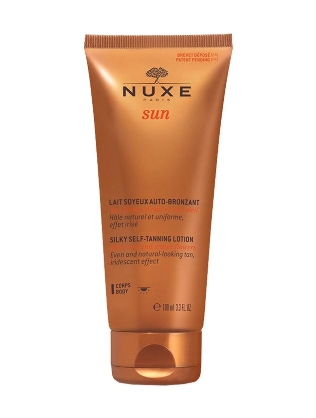 La  Leche Corporal Autobronceadora Tacto de Seda de Nuxe  Sun contiene pequeñas partículas nacaradas.  Cómpralo aquí