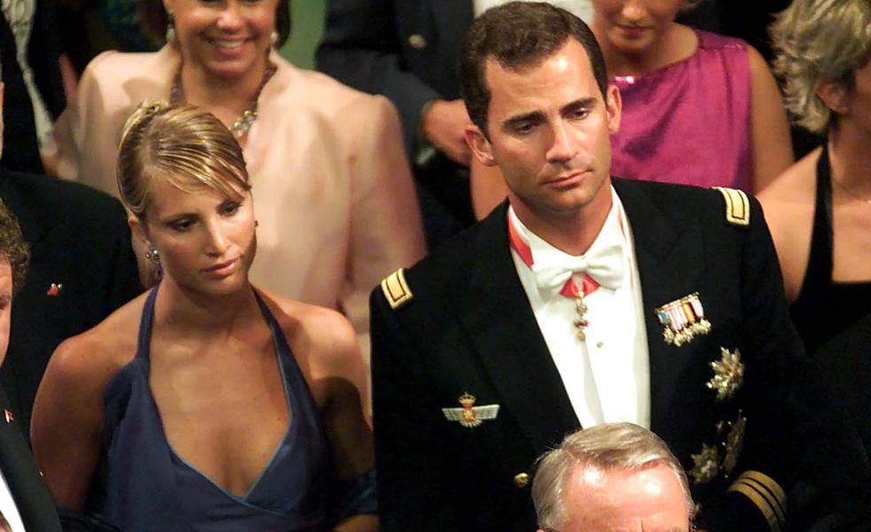 Eva Sannum con el entonces príncipe Felipe, en la boda de Haakon y Mette-Marit de Noruega. 