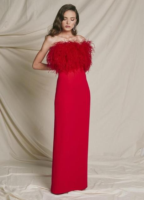 Imagen - Vestido largo con plumas de la firma Redondo Brand.