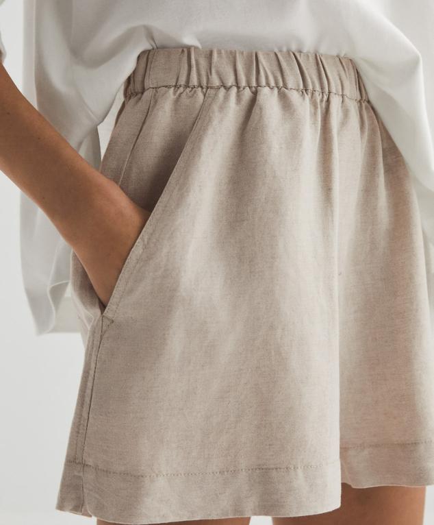 ¿Una opción fresca y favorecedora? Estos pantalones cortos de lino de Oysho. Tan fresquitos como atemporales, podrás ponértelos en cualquier momento y ocasión. Además, el tono marrón arena resalta mucho las pieles bronceadas. 