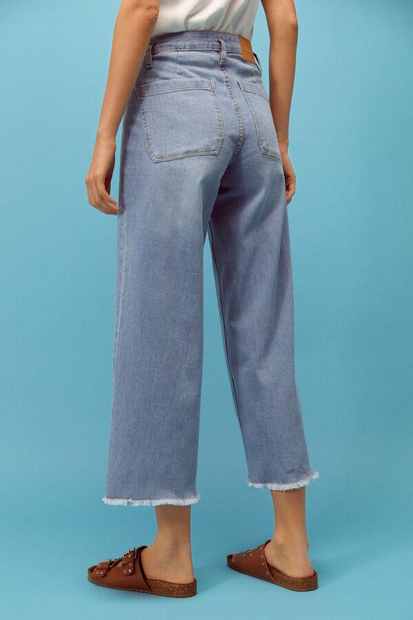 Diseñados para favorecer, estos pantalones de talle alto potencian tu estatura gracias a su corte por encima de los tobillos. La anchura del camal es perfecta para disimular piernas y te verás muy favorecida. Con estos pantalones se presume de booty. 