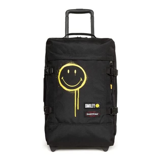 Maleta negra con un Smiley Graffiti en color amarillo. Tiene dos compartimentos con bolsillo delantero con cremallera. Mango telescópico y sistema de rodaje que se desliza con suavidad. Precio: 136,30 euros. Cómpralo aquí