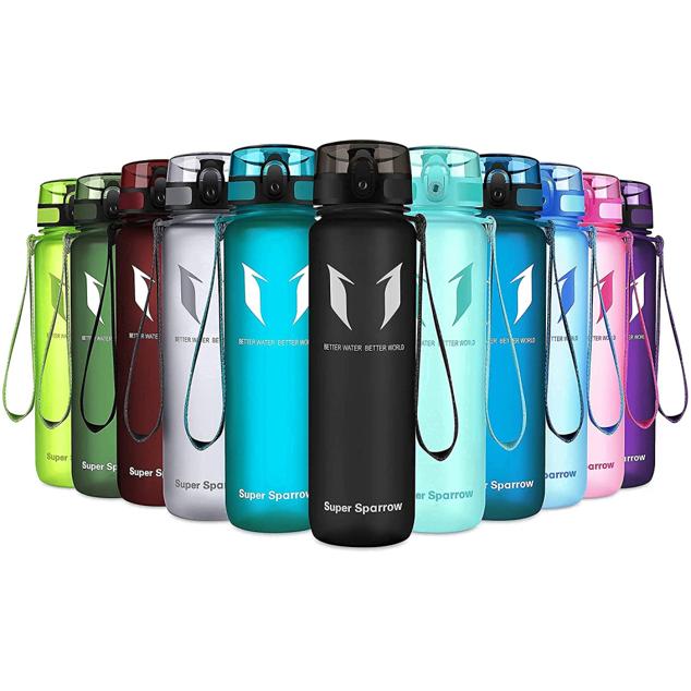 Botella elaborada con co-poliéster resistente al desgaste y libre de BPA. Diseño ergonómico y tapa resistente al polvo y las fugas. Precio: entre 10,59 euros y 14,40 euros dependiendo del tamaño. Cómpralo aquí