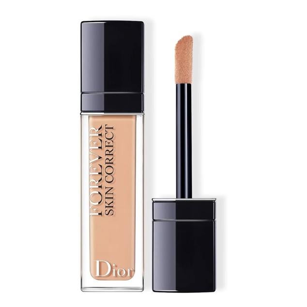 Dior Forever Skin Correct de Dior es la fusión perfecta entre tratamiento y maquillaje con una duración de 24 horas. Disimula las ojeras de una sola pasada gracias a su alta pero cobertura, pero su textura ligera lo hacen alcanzar el acabado más natural. Además, ilumina, hidrata y afina la textura al contener extractos vegetales antioxidantes con acción antiedad. Cómpralo aquí