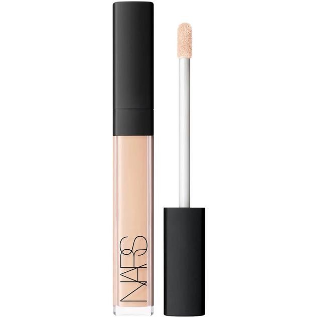 Radiant Creamy Concealer de NARS se trata de un corrector indicado especialmente para las ojeras ya que está enriquecido con tratamiento que favorece la mejoría del contorno y una tecnología que dispersa la luz para iluminar la mirada y perfeccionarla. Es ligero, hidratante, no crea pliegues, reduce las líneas finas alisándolas y se ve super natural en la piel. Cómpralo aquí