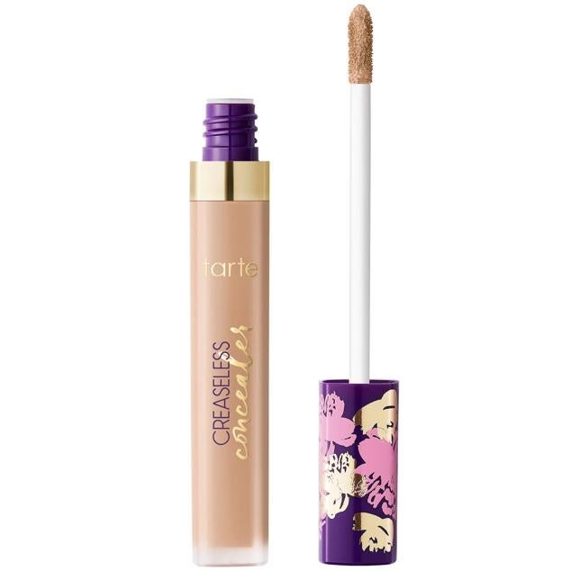Creaseless Concealer de Tarte es un corrector resistente al agua, de cobertura total, con hidratación hasta 16 horas y una textura cremosa y cómoda que se funde con la piel para ser indetectable. Está formulado a prueba de pliegues para permanecer perfecto y se enriquece con ingredientes de tratamiento como vitaminas C y E, maracuyá y pigmentos minerales que, en conjunto, iluminan, suavizan, neutralizan la pigmentación y reafirman. Cómpralo aquí