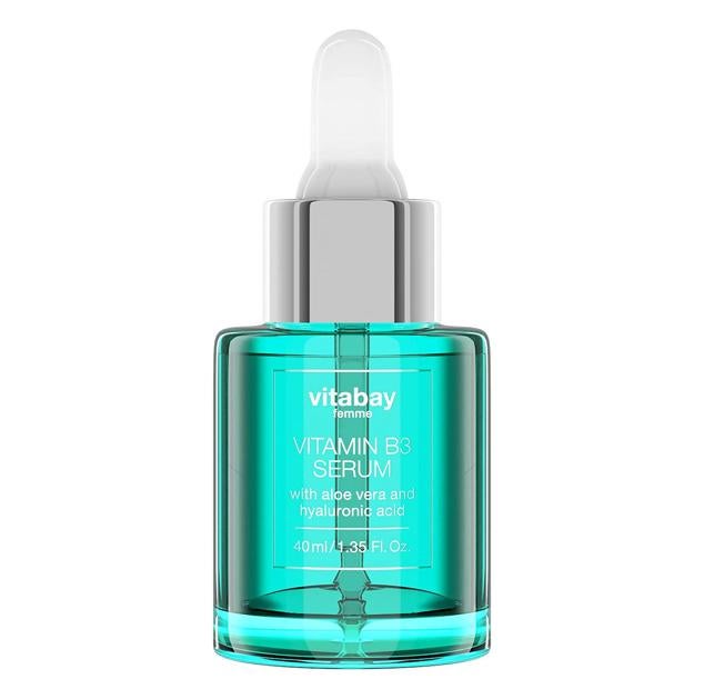 El Suero de vitamina B3 de Vitabay incluye ácido hialurónico de alto y bajo peso molecular.  Cómpralo aquí