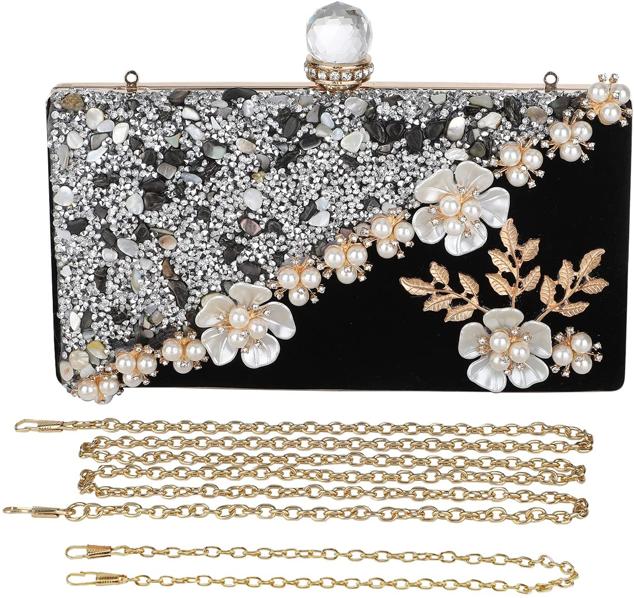 Parte delantera decorada con embrague de flores, simulando un material variado. Ramas de metal adornadas con perlas y hojas de metal. Cierre fácil de cristal. Precio: 30,99 €.