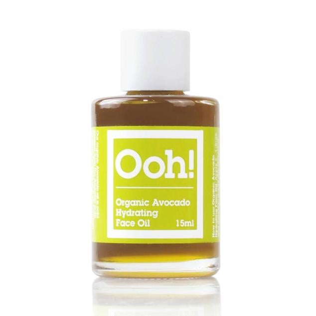El Organic Avocado Hydrating Face Oil de Oils Of Heaven es un aceite prensado en frío, para conservar la esencia y propiedades más puras de los ingredientes, a base de aguacate orgánico. Con esta fórmula rica en ácidos grasos omega y vitamina A, D y E, proporcionaremos la más intensa hidratación y protección al rostro, a la par que dejamos una piel sedosa, radiante y con mejora de los signos de la edad.