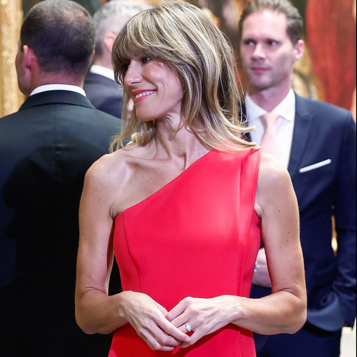 Begoña Gómez escogió un vestido rojo para la visita al Museo del Prado.