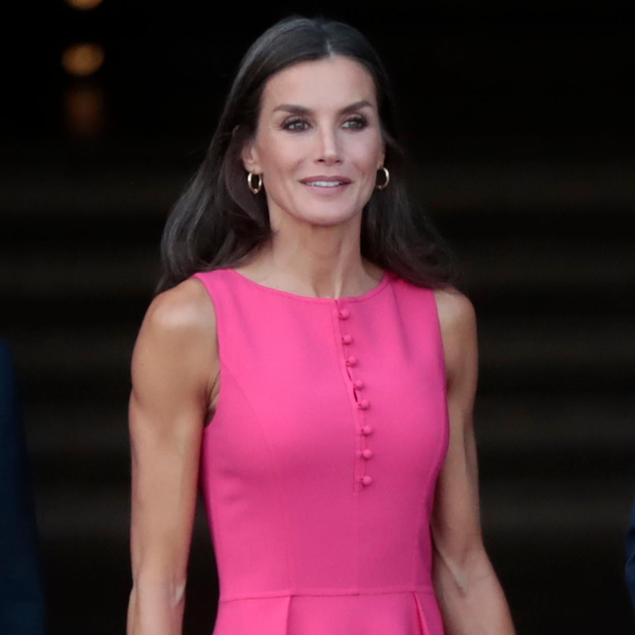 La reina Letizia ha llevado un vestido rosa ideal.