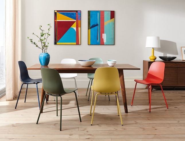 Las mesas extensibles son el truco deco definitivo para tener un comedor amplio, cómodo y funcional al tiempo que conseguimos que el espacio parezca más grande. Esta de madera de nogal está rebajada en El Corte Inglés a 435 euros. Cómpralo aquí