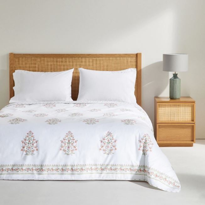 O con este edredón con motivos vegetales estampados, que dará un toque romántico y muy elegante a tu dormitorio y que hemos encontrado a mitad de precio (39.95 euros) en las rebajas de El Corte Inglés. Cómpralo aquí