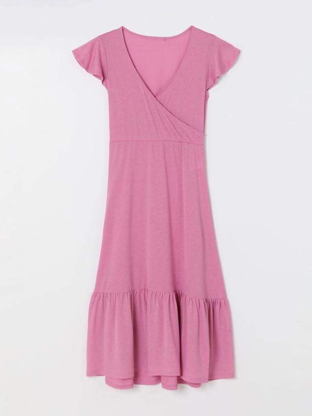 Vestido largo midi de manga corta con vuelo. Fruncido en la parte de abajo que le aporta fluidez y vuelo. De Lefties. Precio rebajado: 7,99 €. 