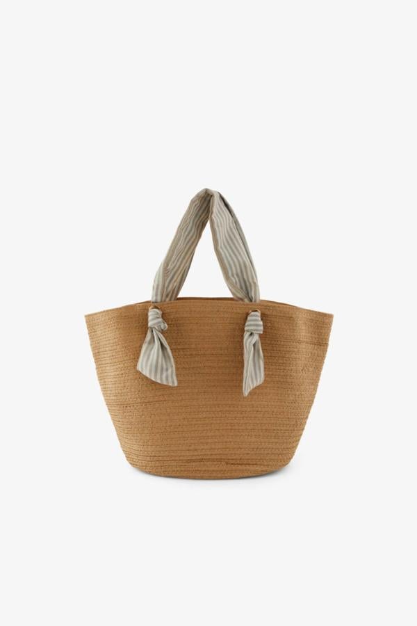 Bolso de baja grande con asa de lazada en tejido de estampado a rayas y cierre de cremallera, e Springfield. Está rebajado a 24,49 euros. Cómpralo aquí