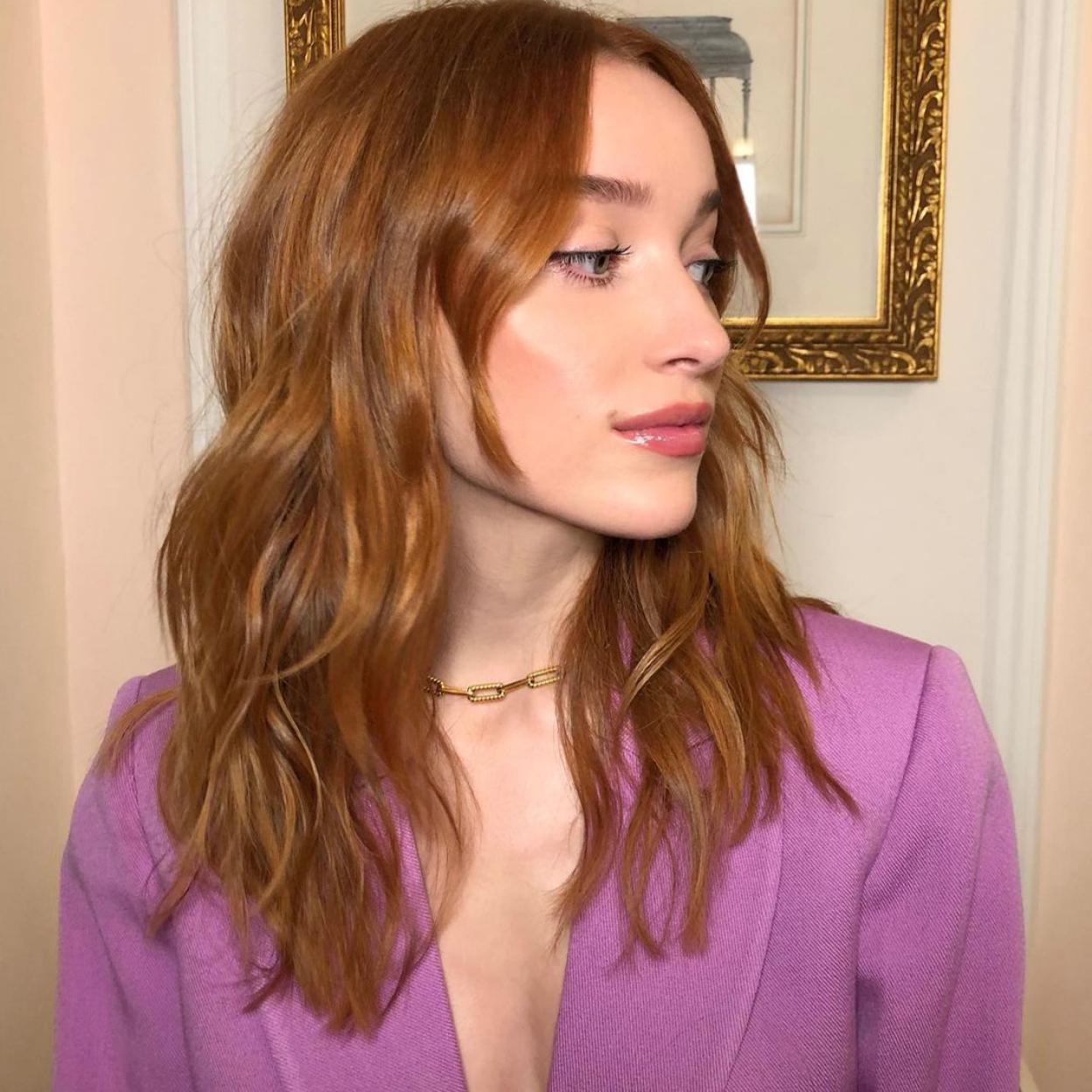 Phoebe Dynervor está encantada con este champú.