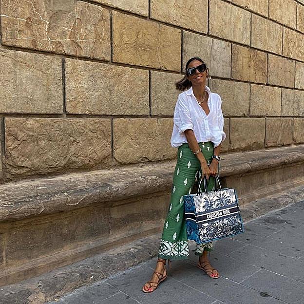 Olvídate de los vaqueros, el pantalón por excelencia del verano que mejor sienta con camisas blancas es este de lino bordado