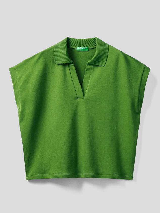 Camiseta de estilo polo de felpa ligera en color verde. Está confeccionado en algodón, además es de manga corta, con un amplio cuello en punta y escote de pico. El corte es actual y holgado. Es de Benetton. Precio: 39,95 €.