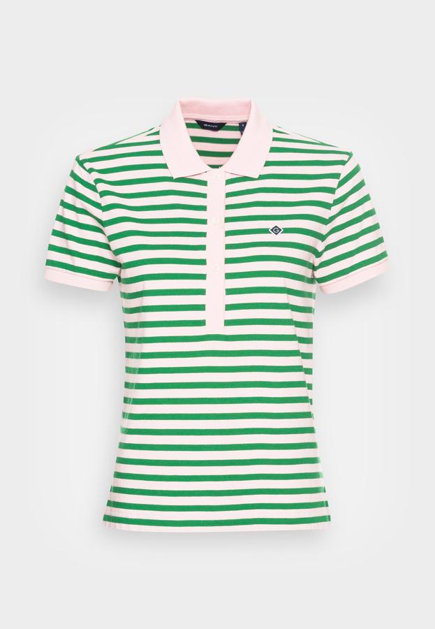 Polo de manga corta para mujer. Está confeccionado en algodón, con cuello negro tipo polo y estampado de rayas horizontales en blanco y negro. Tiene el logo de la marca bordado en el pecho izquierdo. Es de GANT. Precio rebajado: 40,45 €.
