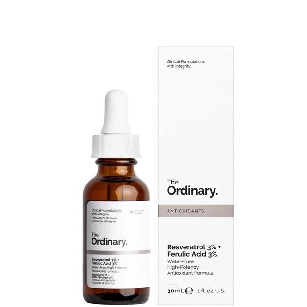 El sérum Resveratrol 3 % y ácido ferúlico 3 % de The Ordinary es simple pero efectivo debido a su alta potencia. Ofrece una defensa antioxidante total que protege de los agresores ambientales que dañan la piel al generar oxidación. Combina el resveratrol y el ácido ferúlico en concentraciones poderosas para aportar los mejores beneficios antienvejecimiento en aumento de elasticidad, corrección de arrugas y uniformidad del tono. Cómpralo aquí