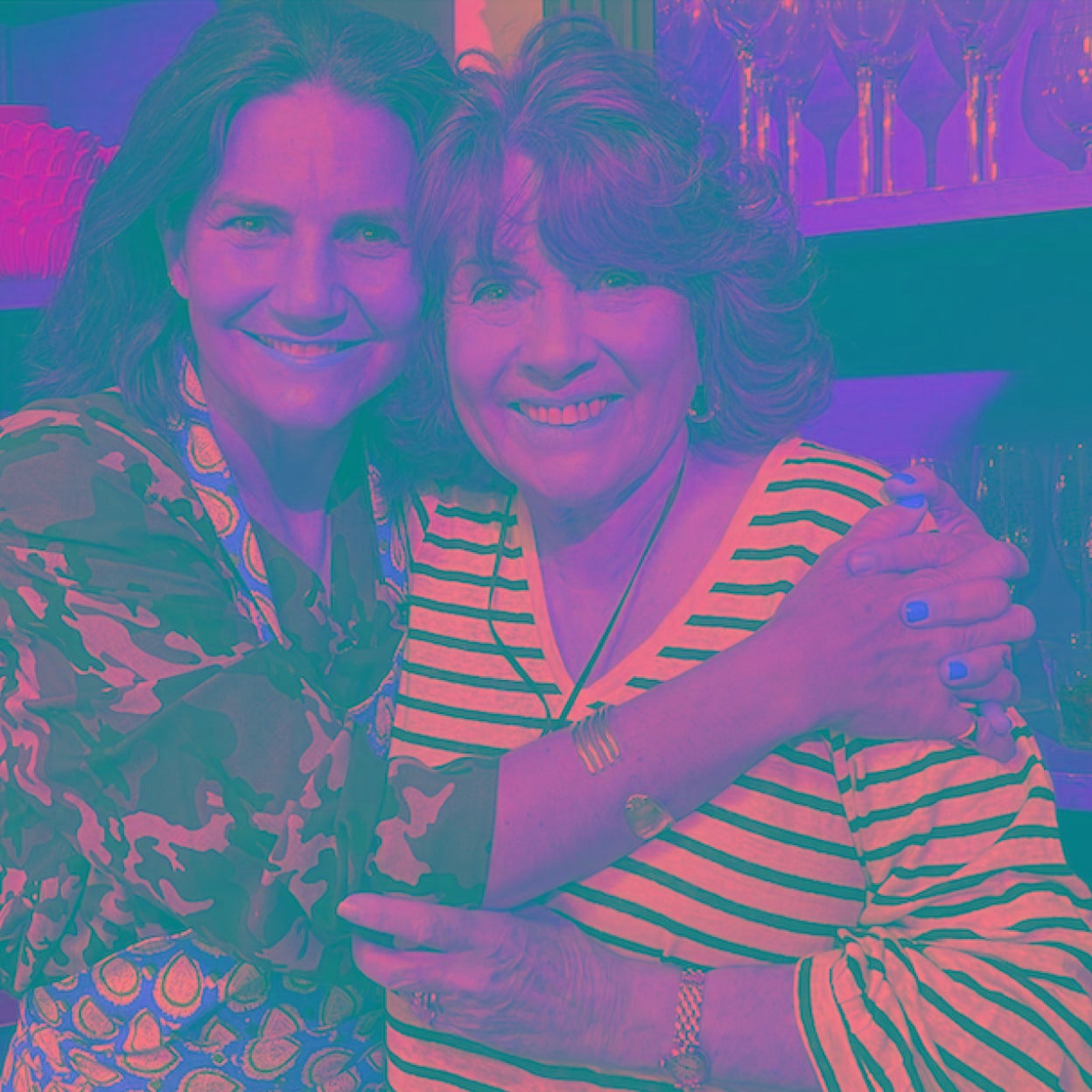 Samantha Vallejo-Nágera abraza a su madre, Sabine Dèrouléde, en una foto reciente. 