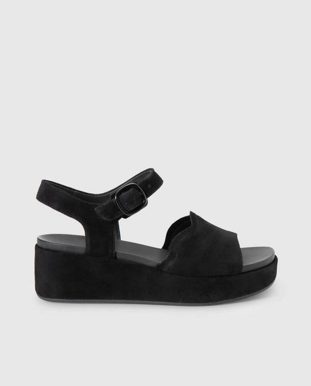 Este modelo de Clarks en color negro tiene una pala con detalle de ondas y una pulsera con cierre de hebilla.  Cómpralo aquí