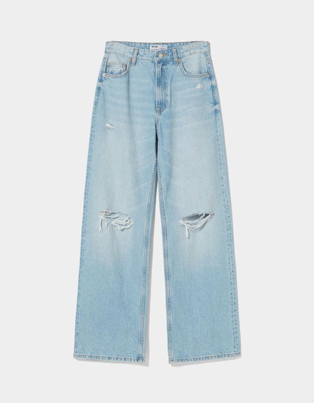 Pantalones rotos en color azul lavado. Destaca por su diseño ancho y extralargo. Es de Bershka. Precio rebajado 15,99 €. 