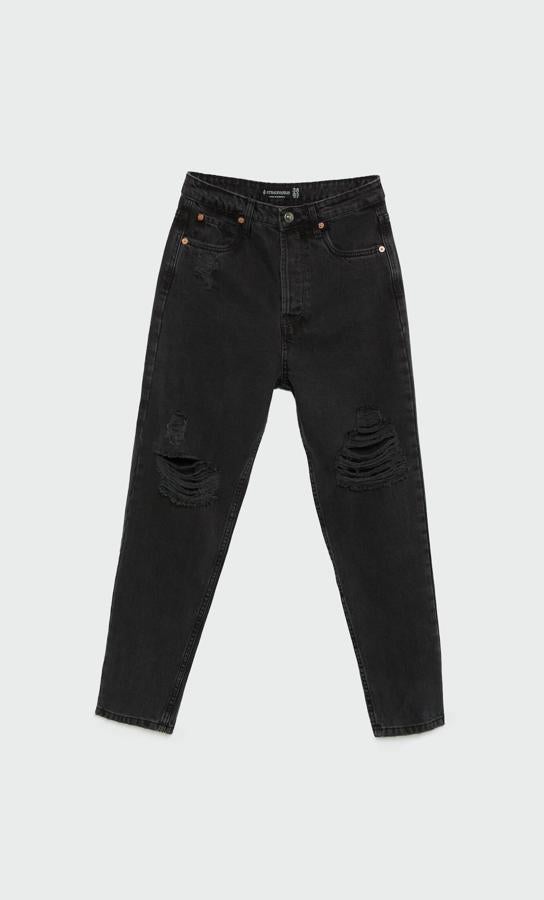 Jeans de tejido rígido. De tiro alto con cinco bolsillos. Tamaño mediano y de diseño estándar. Con rotos decorativos. y con cierre de cremallera y botón. Es de Stradivarius. Precio rebajado: 15,99 €. 