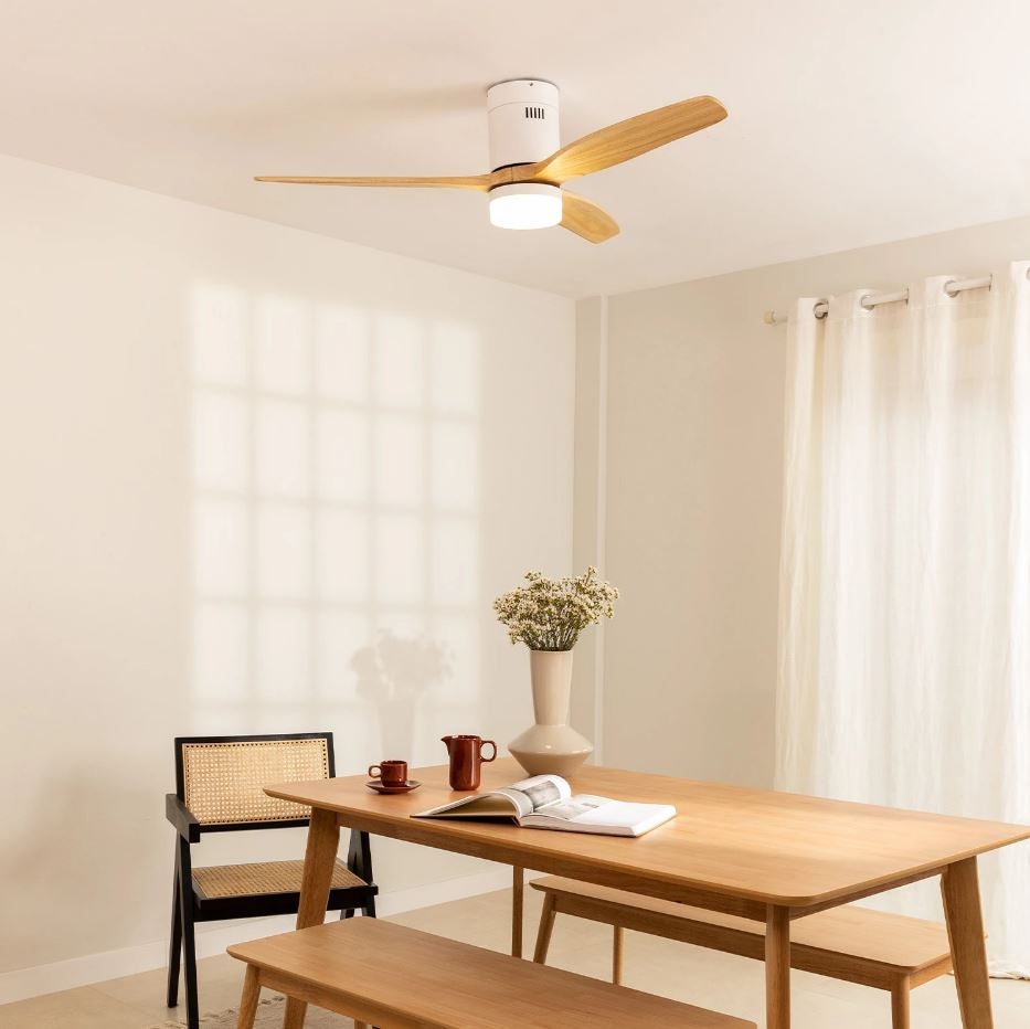 Con un cuerpo fabricado en aluminio y 6 velocidades, este ventilador que hemos encontrado en Aliexpress (126 euros) aumenta la eficiencia energética de tu hogar todo el año, refrescando en verano y distribuyendo el calor de la calefacción en invierno. Su diseño exclusivo inspirado en las hélices aeronáuticas, es ultra silencioso y eficiente, tiene mando a distancia y temporizador programable.  Cómpralo aquí