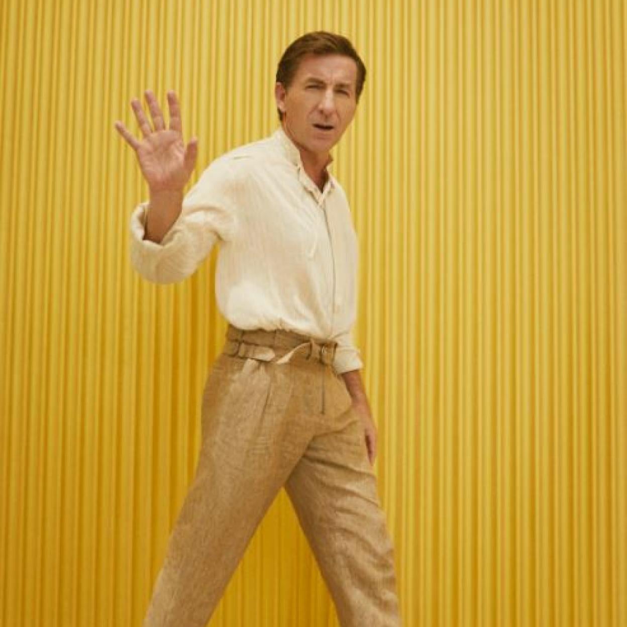 Antonio de la Torre con camiseta de algodón, de Mango; pantalón de cintura alta de Uniqlo x Marni;y zapatillas de Hugo Boss. Estilismo: Sandra Muñoz.