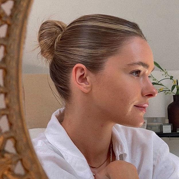 Este es el cepillo de 2 euros que llevan las inglesas en el bolso para controlar los baby hairs (y tiene efecto lifting)