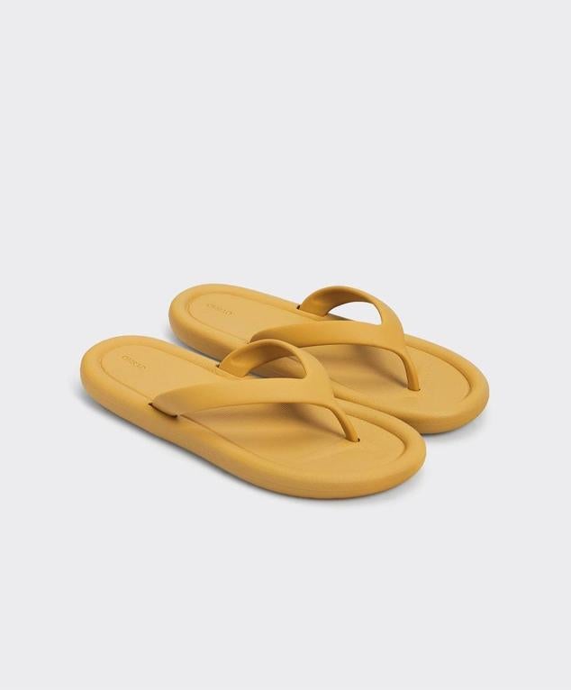 Estas chanclas de Oysho tienen un diseño básico y cuentan con una suela plana que mide 2 cm.