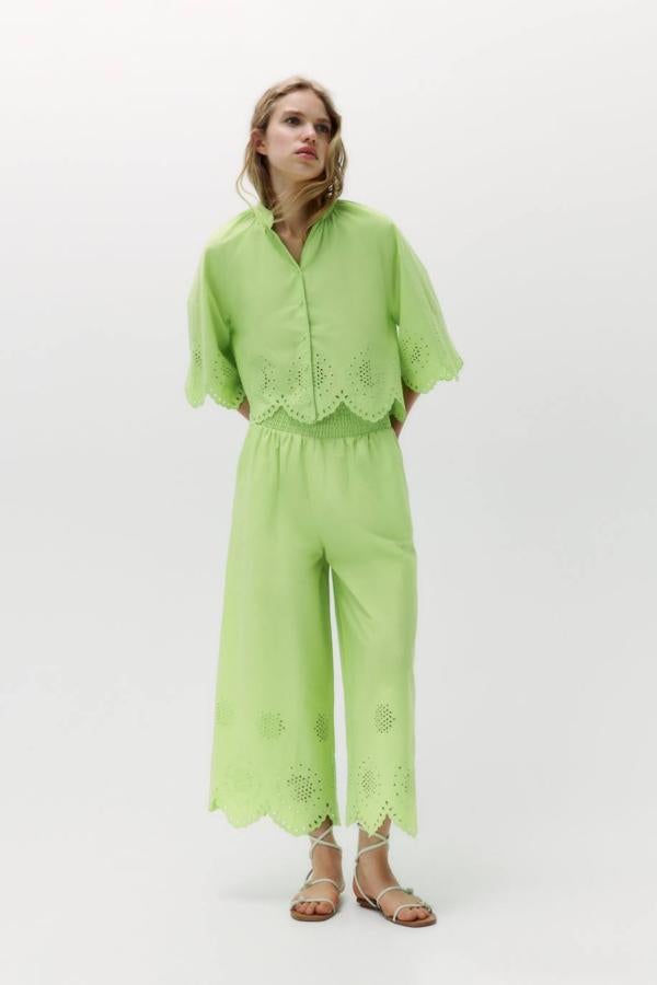 Pantalón culotte de tiro alto con cintura elástica tipo nido de abeja, bolsillos laterales y detalle de tejido perforado y bordado en el bajo, color pistacho, de Zara. Puedes comprarlo con descuento a 17,99 euros.