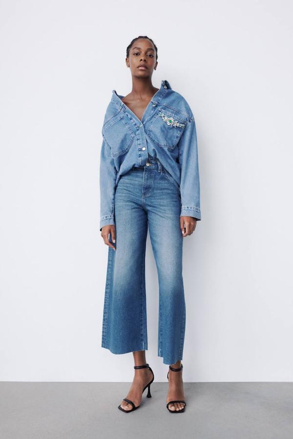 Jeans estilo culotte de tiro alto, diseño de cinco bolsillos y bajo sin costura, de Zara. Cómpralos rebajados por 12,99 euros.