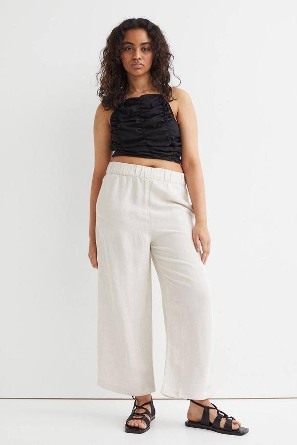 Pantalón culotte amplio en tejido mezcla de lino con tiro alto, cintura elástica y bolsillos, de H&M. Está disponible en beige claro, con un precio rebajado de 10,99 euros.