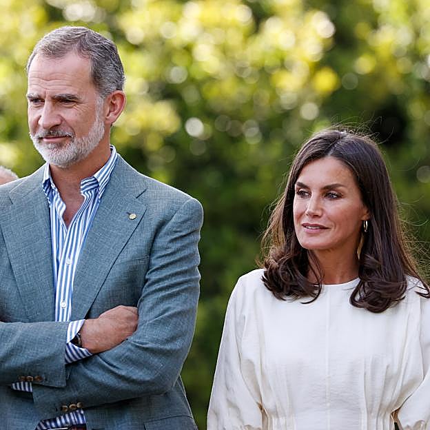 La reina Letizia estrena el vestido blanco que mejor sienta: muy cómodo, fresquito y disponible en las rebajas de Zara