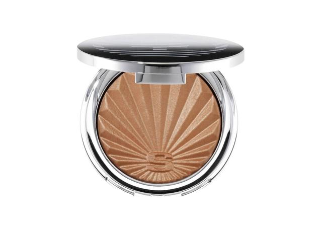 El Phyto-Touche Illusion d'Eté de Sisley contiene un complejo alisador que unifica la tez.  Cómpralo aquí