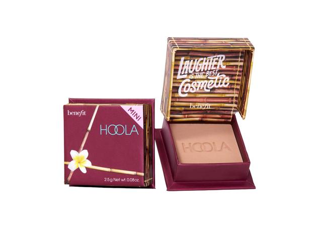 Los polvos Mini Hoola de Benefit Cosmetics tienen un color tierra que ilumina el rostro.  Cómpralo aquí