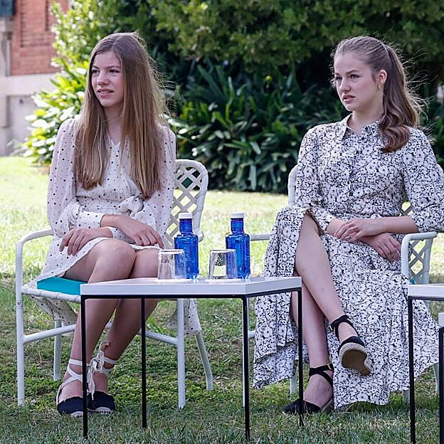 Sofía y Leonor combinaron sus vestidos con alpargatas negras.
