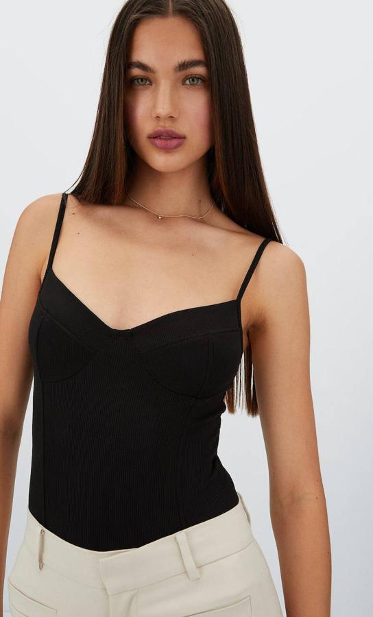 Body tipo corsé ajustado con escote corazón y tirantes finos, color negro, de Stradivarius. Está disponible en rebajas por 5,99 euros.