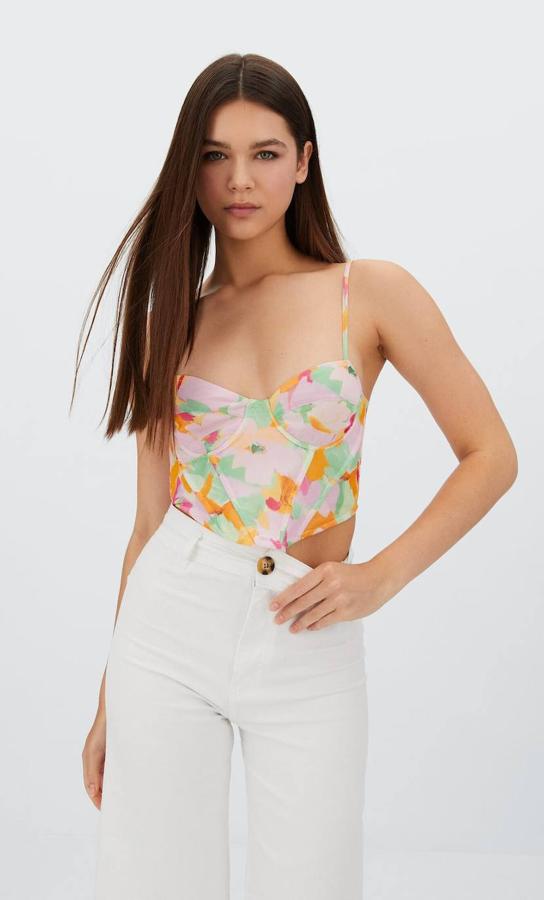 Corsé en tejido de tul con estampado multicolor, tirantes finos, escote corazón y copas y varillas, de Stradivarius. Lo encontrarás rebajado por 5,99 euros.