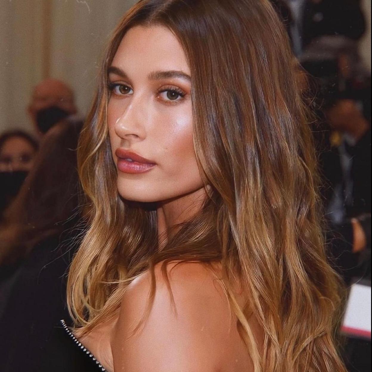 Hailey Bieber presume de una piel perfecta en la alfombra roja.