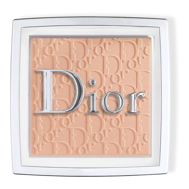 Face & Body Powder-No-Powder de Dior con unos polvos compactos de acabado indetectable que unifican, matifican y corrigen las imperfecciones de la tez, reduciendo y controlando los brillos sin contrarrestar la luminosidad natural, mientras alisan el rostro. Se ven traslúcidos en la tez y resisten a todo. Cómpralo aquí