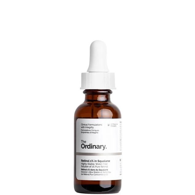 Retinol Serum 1% in Squalane de The Ordinary es un sérum corrector de los signos de envejecimiento que utiliza una potente solución sin agua, capaz de afinar los poros, suavizar la textura, reducir las manchas oscuras, combatir el aspecto opaco, minimizar arrugas y mejorar la firmeza de la piel. Está formulado con un 1% de retinol que estimula la renovación celular y el aumento de la producción de colágeno, junto a escualeno hidratante y antioxidante. Cómpralo aquí