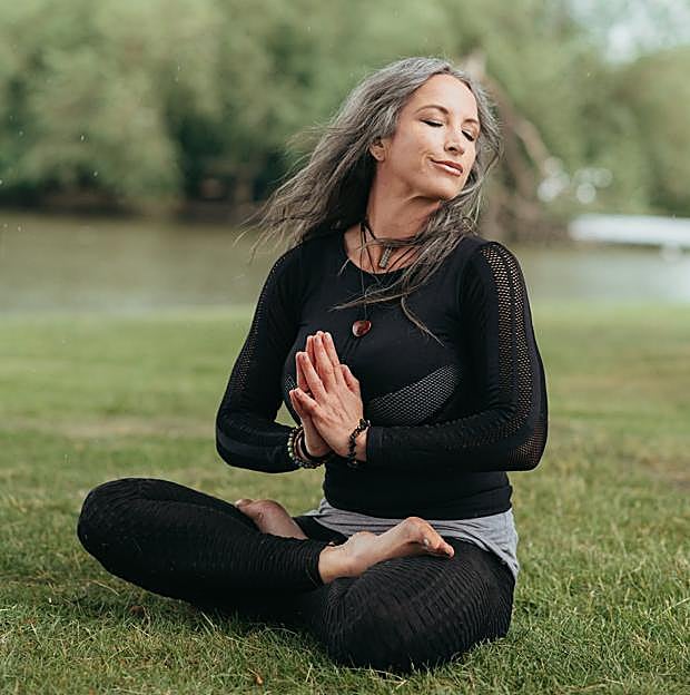 Ocho posturas de yoga muy efectivas para hacer a los 50 años: el triángulo, el guerrero y la cobra para acelerar el metabolismo